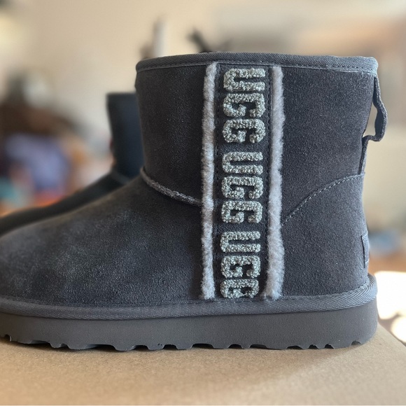UGG Women’s Mini Shearling Logo Boots Size 7 - Picture 3 of 8